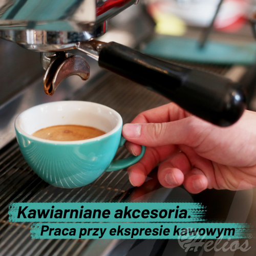 Kawiarniane akcesoria. Praca przy ekspresie kawowym